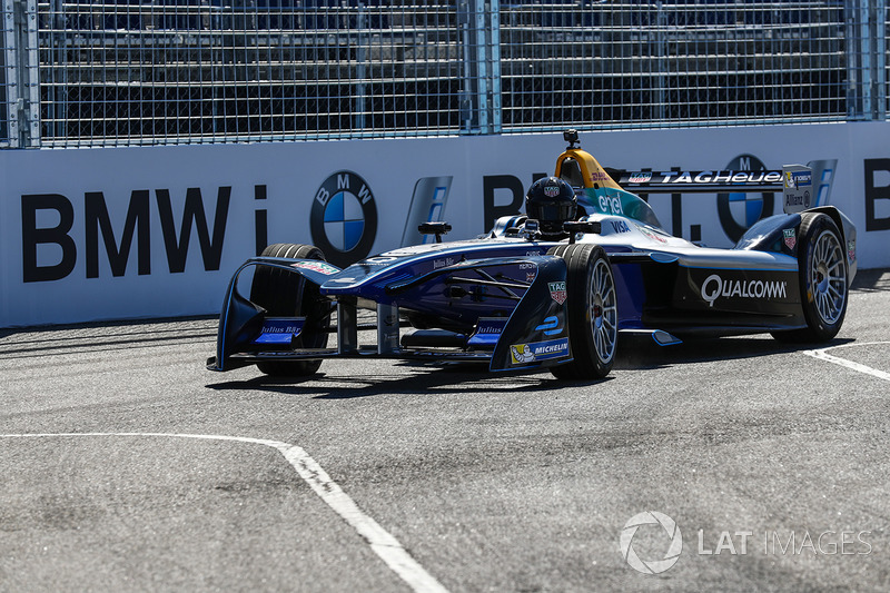 Chris Hemsworth guida una vettura di Formula E