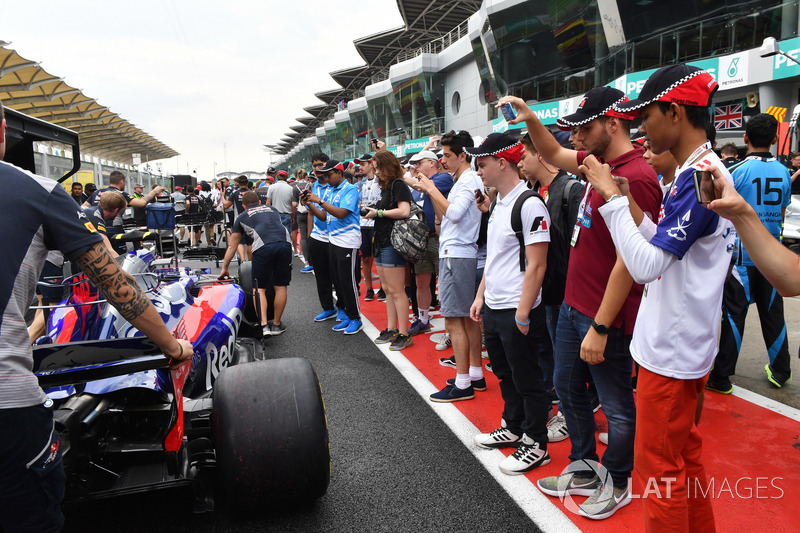 F1 in Schools students in pit lane