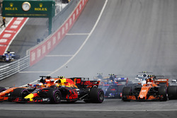 Kollision: Daniil Kvyat, Scuderia Toro Rosso STR12; Fernando Alonso, McLaren MCL32