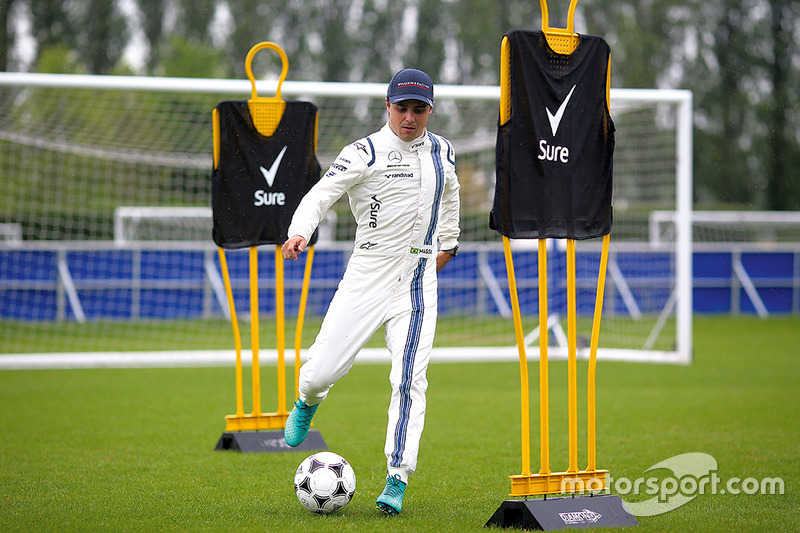 Felipe Massa, Williams plays football at Chelsea FC's facilities