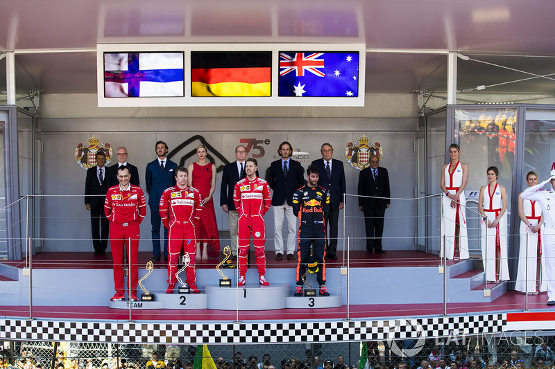 El ganador de Sebastian Vettel, Ferrari, Kimi Raikkonen, Ferrari, Daniel Ricciardo, Red Bull Racing, Riccardo Adami, Ferrari