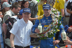 Alexander Rossi nach seinem Sieg beim Indy 500 2016 mit James Verrier
