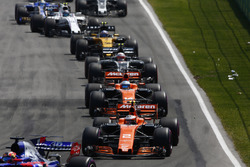 Daniil Kvyat, Scuderia Toro Rosso STR12, Stoffel Vandoorne, McLaren MCL32, Fernando Alonso, McLaren