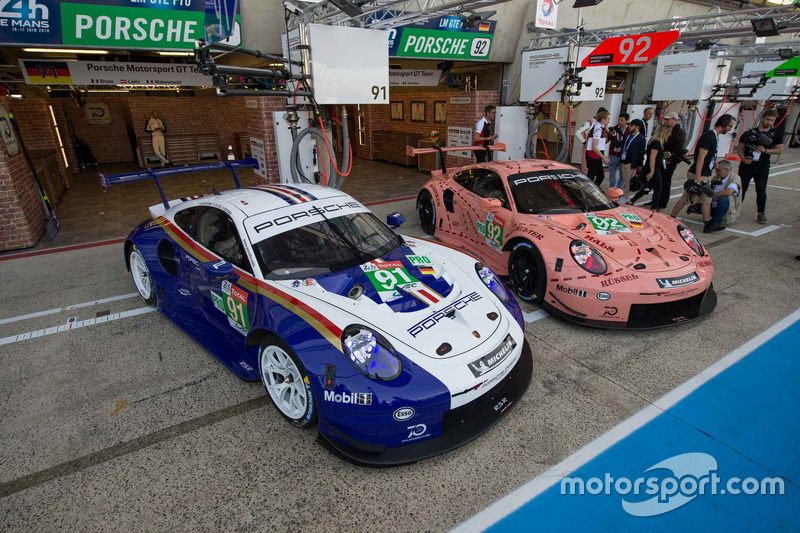 Машини #92 Porsche GT Team Porsche 911 RSR та #91 Porsche GT Team Porsche 911 RSR у спеціальній лівреї
