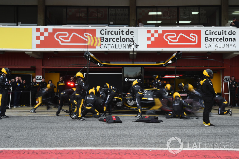 Carlos Sainz Jr., Renault Sport F1 Team RS18 pit stop
