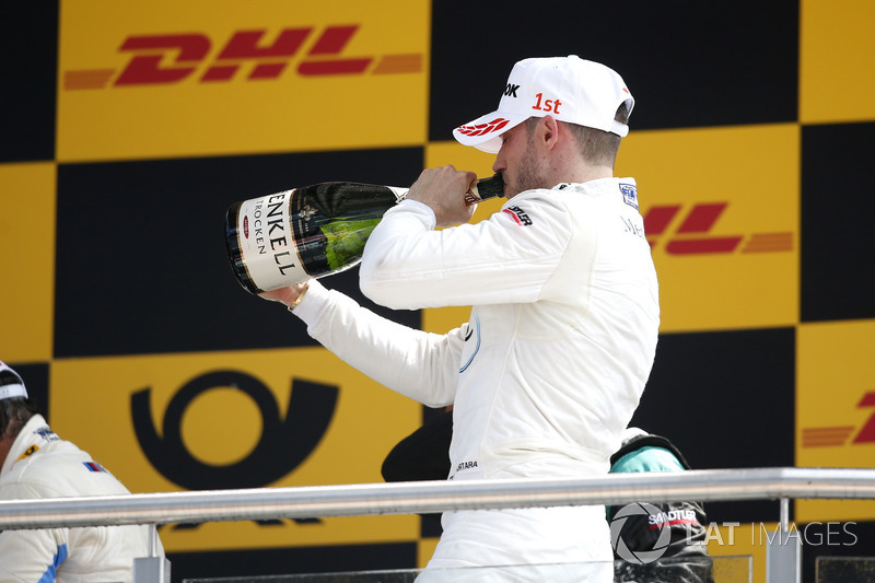 Podio: il vincitore della gara Edoardo Mortara, Mercedes-AMG Team HWA