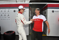 Charles Leclerc, Sauber, festeggia con il team