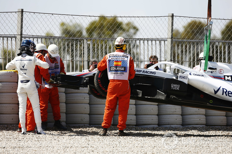 Lance Stroll, Williams Racing, mengamati mobilnya