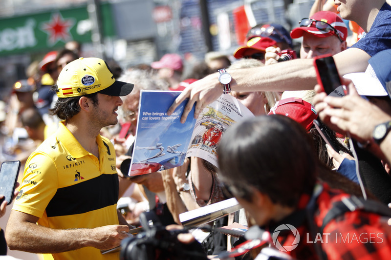Carlos Sainz Jr., Renault Sport F1 Team signe des autographes