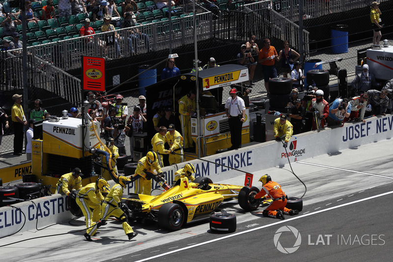 Helio Castroneves, Team Penske Chevrolet, pit stop