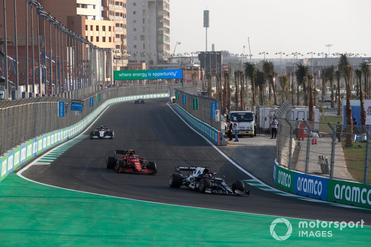 Yuki Tsunoda, AlphaTauri AT02, Carlos Sainz Jr., Ferrari SF21, Nicholas Latifi, Williams FW43B
