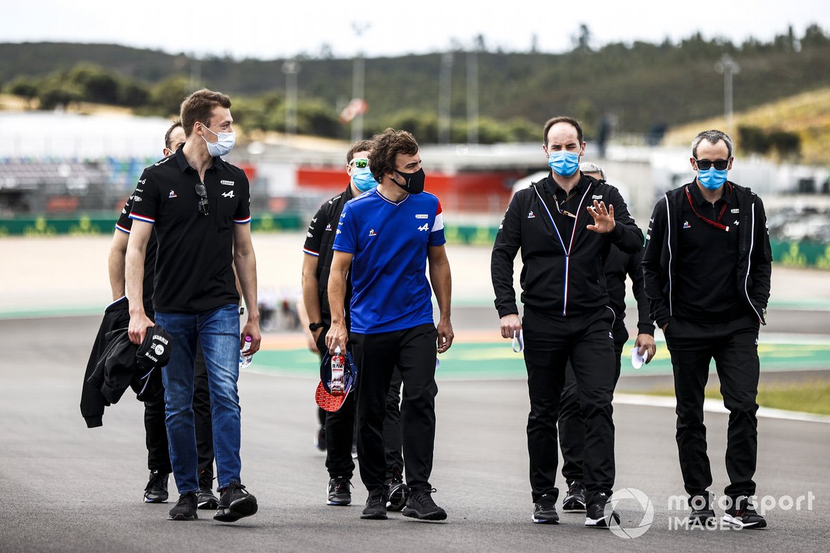Daniil Kvyat, reserve driver, Alpine F1 and Fernando Alonso, Alpine F1 walk the track