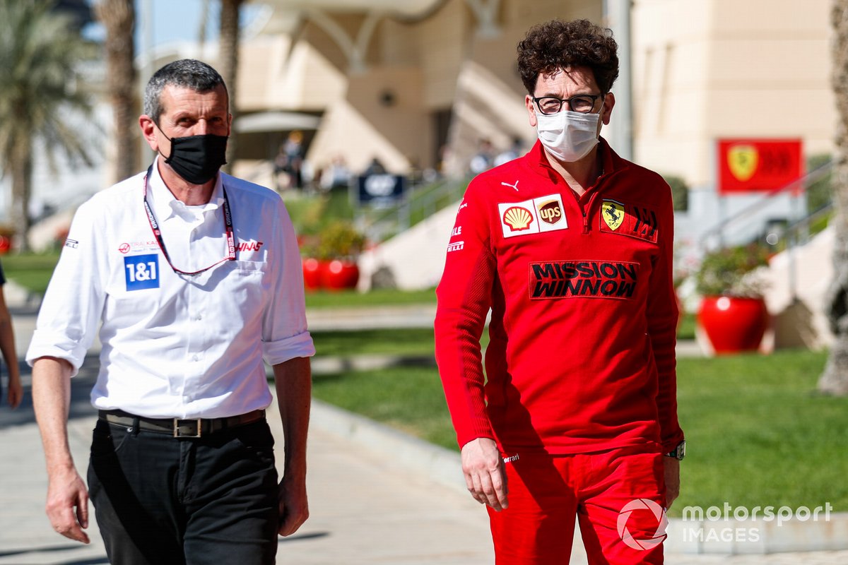 Guenther Steiner, Jefe de Haas F1, y Mattia Binotto, Jefe de Ferrari F1.