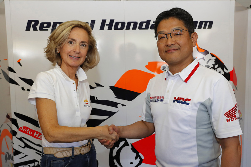 Begoña Elices, Directora Ejecutiva de Comunicación de Repsol, y Yoshishige Nomura, Presidente de HRC, tras formalizar la renovación de patrocinio del Repsol-Honda para el periodo 2019-2020