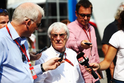 Bernie Ecclestone, met de media