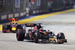 Daniil Kvyat, Scuderia Toro Rosso STR11 voor Max Verstappen, Red Bull Racing RB12