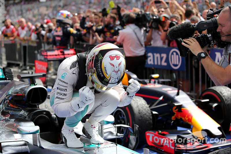 Il vincitore Lewis Hamilton, Mercedes AMG F1 W07 Hybrid nel parco chiuso