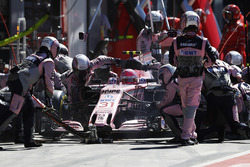 Esteban Ocon, Force India F1 VJM10, pitstop