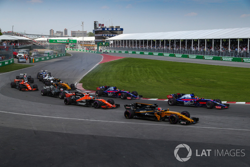 Nico Hulkenberg, Renault Sport F1 Team RS17 y Daniil Kvyat, Scuderia Toro Rosso STR12