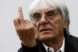 Bernie Ecclestone zeigt den Stinkefinger