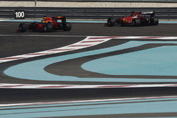 Kimi Raikkonen, Ferrari en Daniel Ricciardo, Red Bull Racing testen de brede banden van Pirelli voor