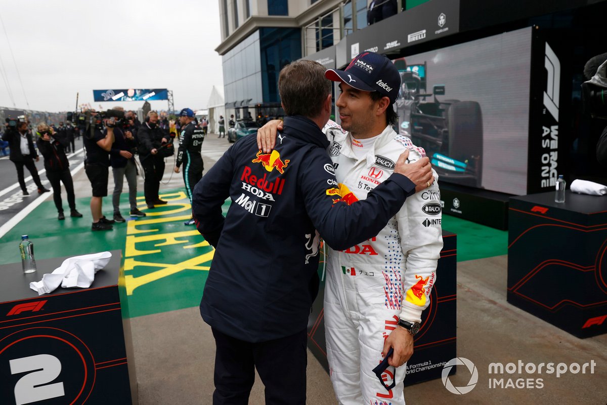 Christian Horner, director del equipo Red Bull Racing, y Sergio Pérez, Red Bull Racing, tercera posición, en el Parc Ferme