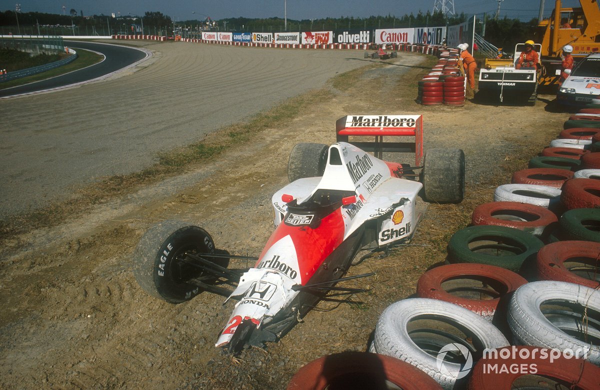 Mobil Ayrton Senna, McLaren MP4/5B Honda dan Alain Prost, Ferrari 641 rusak setelah tabrakan selepas start