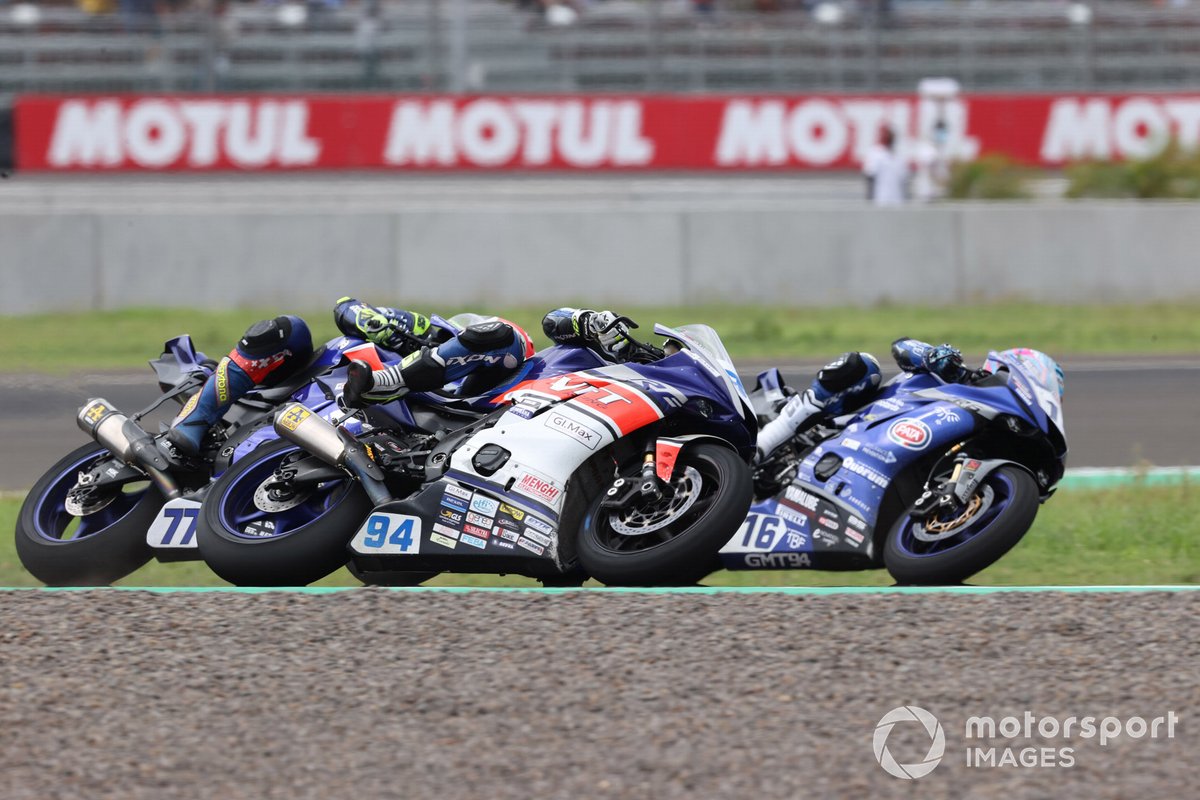 Jules Cluzel, GMT94 Yamaha, Federico Caricasulo, GMT94 Yamaha, Dominique Aegerter, Ten Kate Racing Yamaha, saat turun di Race 2 WSSP Indonesia di Sirkuit Mandalika, Lombok, akhir pekan lalu.