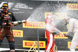Winnaar Lewis Hamilton, Mercedes AMG F1 viert op het podium met Max Verstappen, Red Bull Racing en K