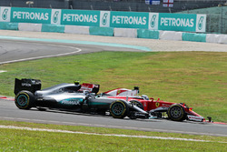 Nico Rosberg, Mercedes AMG F1 W07 Hybrid and Sebastian Vettel, Ferrari SF16-H at the start of the ra
