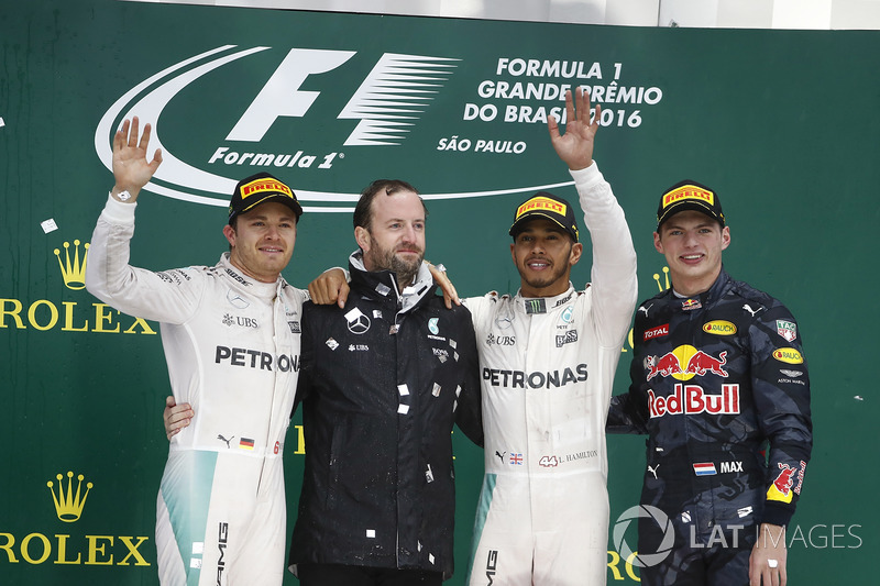 Podio: segundo lugar Nico Rosberg, Mercedes AMG, Bradley Lord gerente de comunicaciones Mercedes AMG F1,Ganador de la carrera Lewis Hamilton, Mercedes AMG, y el tercer lugar Max Verstappen, Red Bull Racing