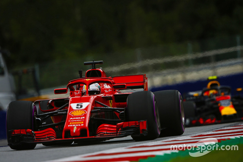 Sebastian Vettel, Ferrari SF71H, voor Max Verstappen, Red Bull Racing RB14