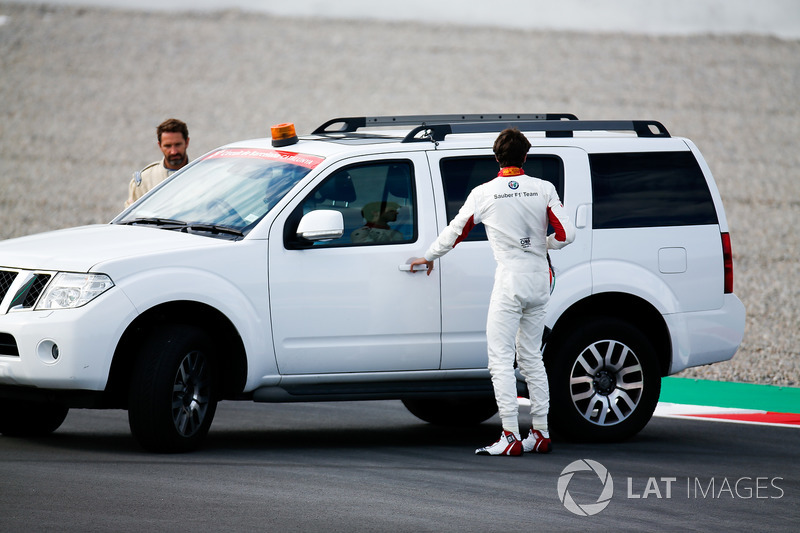 Antonio Giovinazzi, Sauber C37, stops on track