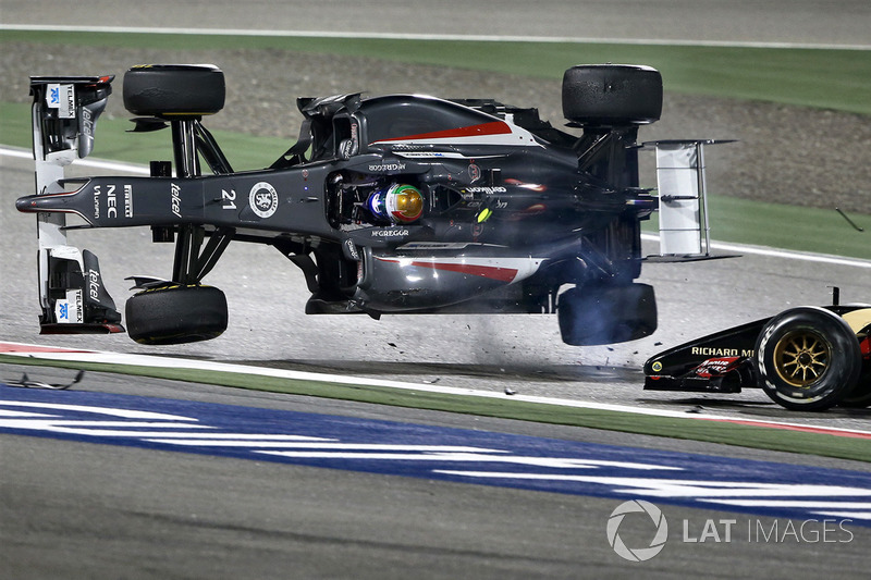 Esteban Gutierrez, Sauber ve Pastor Maldonado, Lotus F1 Team ilk virajda kaza yapıyor