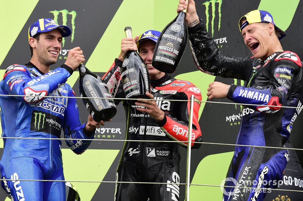 Le vainqueur Fabio Quartararo, Yamaha Factory Racing, le deuxième Alex Rins, Team Suzuki MotoGP, le troisième Aleix Espargaro, Aprilia Racing Team Gresini