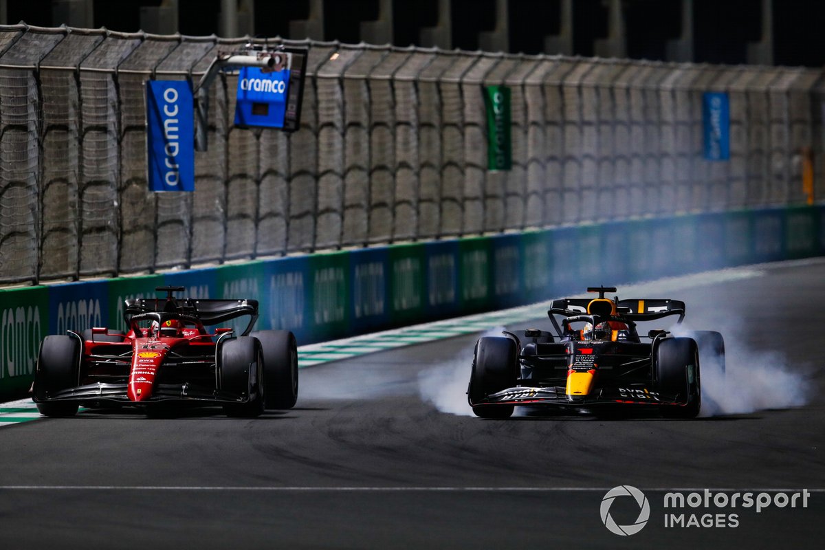 Charles Leclerc, Ferrari F1-75, Max Verstappen, Red Bull Racing RB18, battaglia per la prima posizione a Jeddah