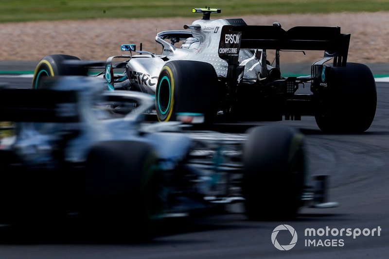 Valtteri Bottas, Mercedes AMG W10, przed Lewisem Hamiltonem, Mercedes AMG F1 W10
