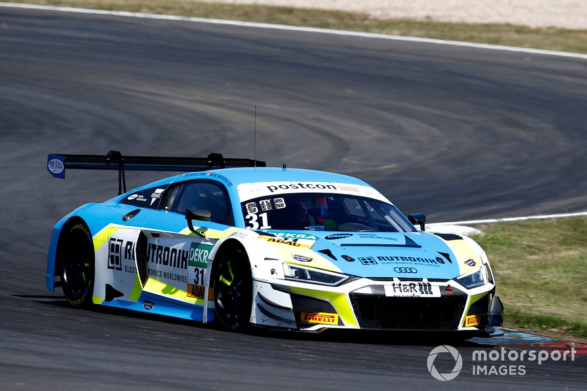 #31 Rutronik Racing Audi R8 LMS: Patric Niederhauser, Kelvin van der Linde