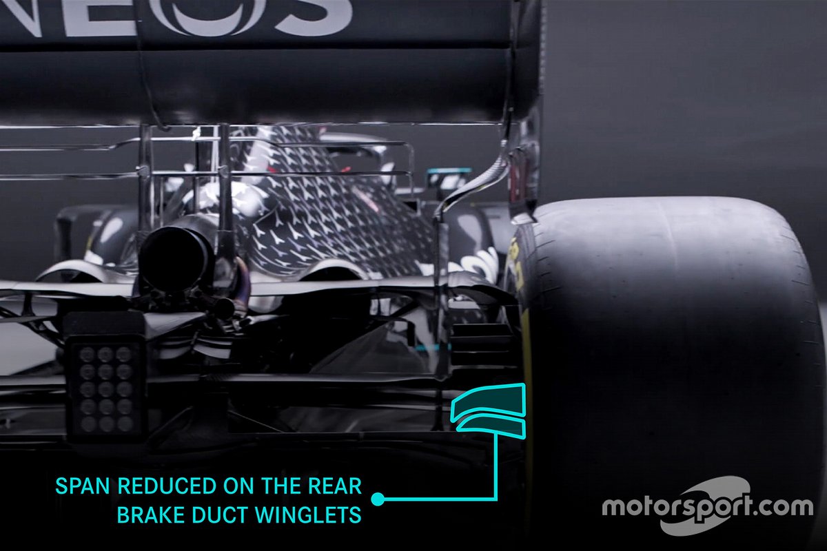 Jarak winglets pada brake duct ban belakang Mercedes AMG F1 W12 dikurangi beberapa sentimeter.