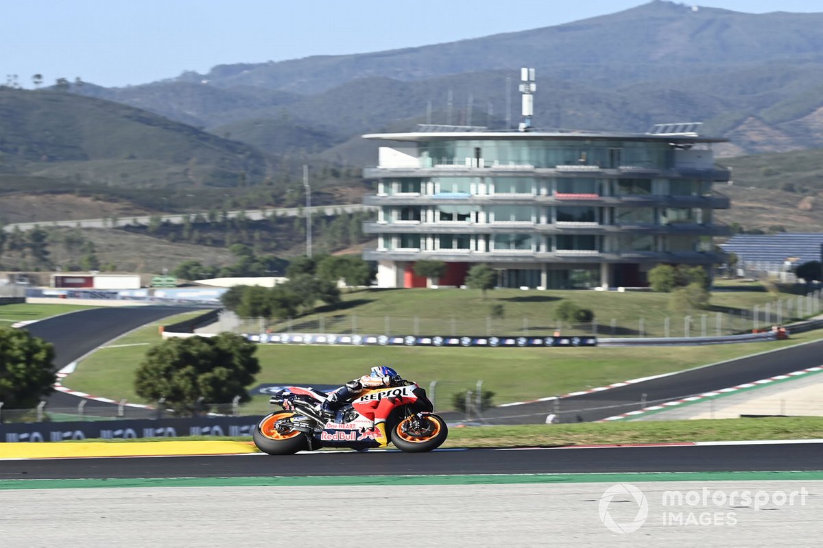 Pembalap Repsol Honda, Alex Marquez, menjalani latihan bebas di Sirkuit Algarve, Portimao, Portugal.