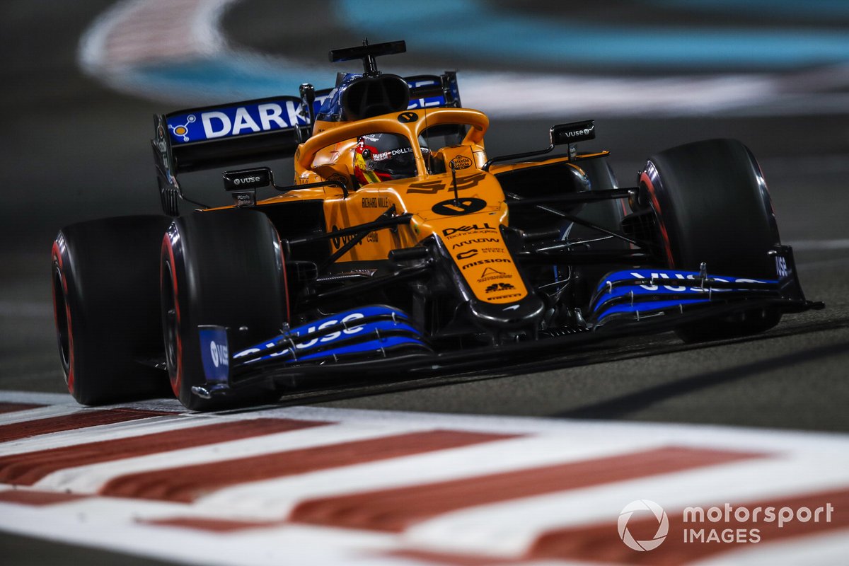 Carlos Sainz Jr. di atas McLaren MCL35 pada sesi kualifikasi GP Abu Dhabi, Sabtu (12/12/2020). Sainz Jr akan berperan penting bagi timnya dalam perburuan P3 konstruktor F1 2020.