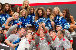 Will Power, Team Penske Chevrolet, Crew macht ein Selfie