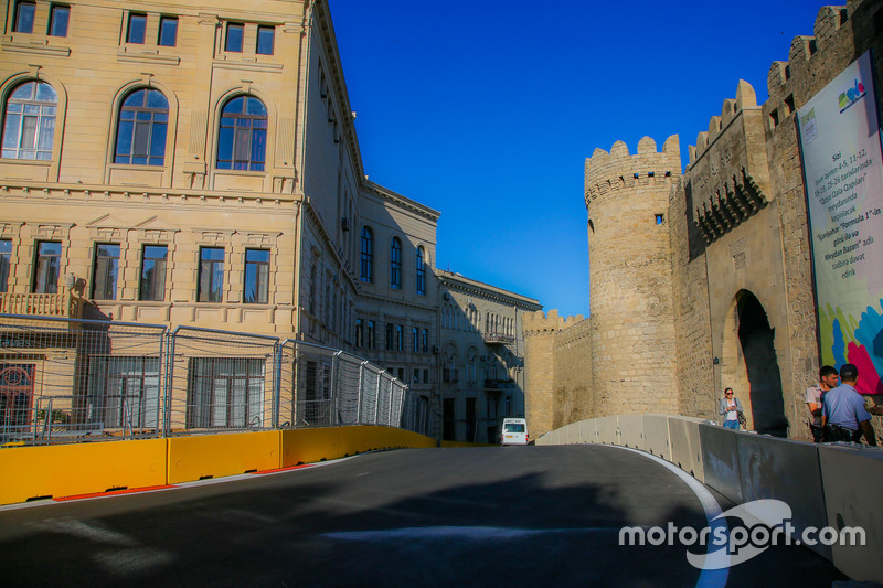 Baku, la curva 10 del circuito cittadino con il castello