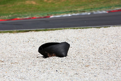 Lo que quedó de la llanta Pirelli de Esteban Gutiérrez, Haas F1 Team