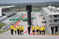 Kevin Magnussen, Renault Sport F1 Team walks the circuit with the team