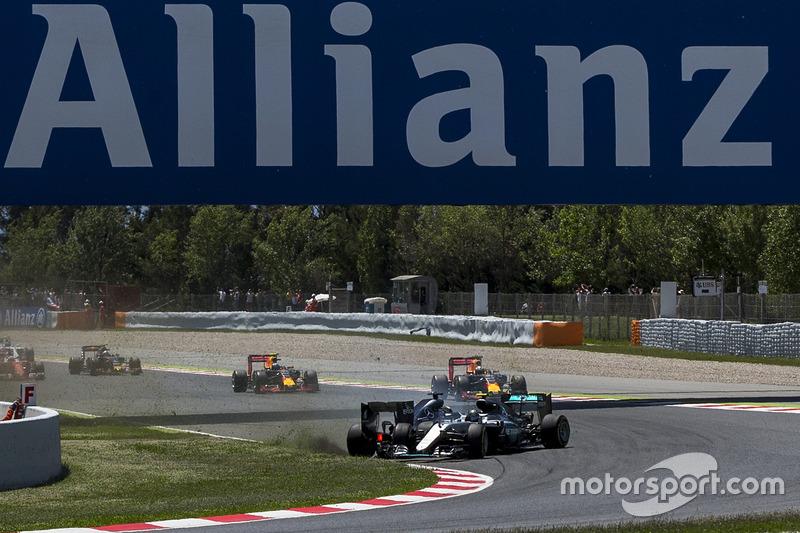 Lewis Hamilton, Mercedes AMG F1 W07 Hybrid y Nico Rosberg, Mercedes AMG F1 W07 Hybrid chocan en la primera vuelta de la carrera