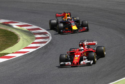 Sebastian Vettel, Ferrari SF70H; Daniel Ricciardo, Red Bull Racing RB13