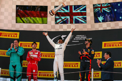 Подіум: переможець Льюіс Хемілтон, Mercedes AMG F1, друге місце - Себастьян Феттель, Ferrari, третє