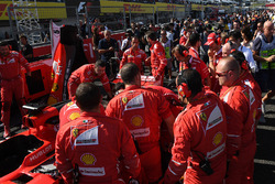 Ferrari mekanikerleri ve teknik sorun yaşayan Sebastian Vettel, Ferrari SF70H