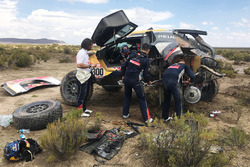 #300 Peugeot Sport Peugeot 3008 DKR: Стефан Петрансель та Жан Пль-Коттре отримують допомогу від Сірі